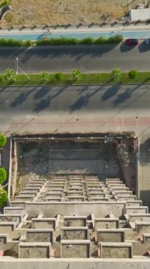 İlk sahil şeridindeki ev inşaatının 4K hava görüntüsü. Deniz kenarında hayaller kurmanın dikey videosu.