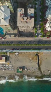 İlk kıyı şeridindeki ev yapımı 4K hava sahasına bakın. Kıyı ilerlemesinin cazibesini yakalayan dikey bir video.