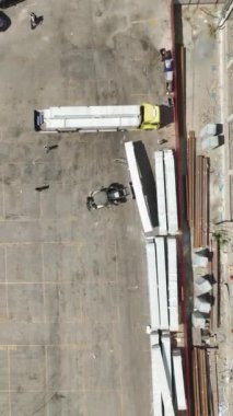 4K 'deki büyük alışveriş merkezinin yapımına tanık olun. Metalik yapıların kurulumunu yakalayan dikey bir video.