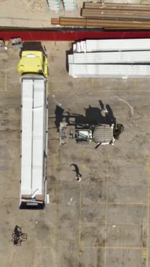 Büyük bir alışveriş merkezi inşa edilirken 4K 'de bir perakende senfonisi deneyin. Metal yapıların dansını gösteren dikey bir video..