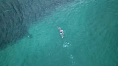 Gündoğumunda Akdeniz 'de yüzerek günlük spor eğitimini keşfet, Alanya, Türkiye.