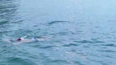 Şafak vakti Akdeniz 'de sporcuları canlandıran eşsiz bir bakış açısı..