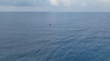 Sakin Akdeniz, Alanya, Türkiye 'de şafak vakti tekne balıkçılığının güzelliğini keşfedin.