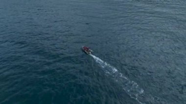 Türkiye 'nin Alanya kentinde güneş doğarken sakin bir teknede balıkçıların hava manzarasının tadını çıkarın.