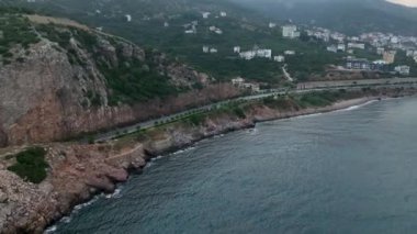 Alanyas plajı güzel bir güne uyanırken Akdeniz 'in üzerinde süzül.