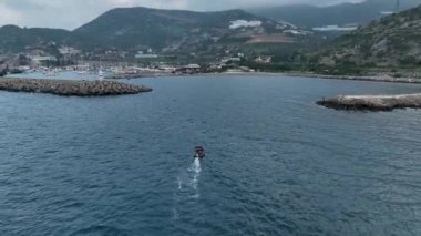 Alanya 'daki Akdeniz kıyısında şafak vakti tekne balıkçılığının cazibesine bakın..