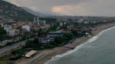 Akdeniz 'in üzerinde süzülerek, Alanyas sabah plajının huzurunu yakalıyor..