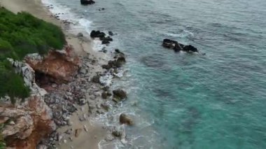 Yeni bir günün başlangıcında Alanyas sahilinin dingin atmosferine dal.