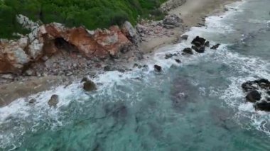 Türkiye 'nin güzel Alanya kentinde sabah plaj yürüyüşünün sakinliğine tanık olun..