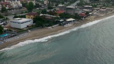 Alanyas 'ın pitoresk Akdeniz kıyısındaki huzurlu sabah atmosferinin tadını çıkarın..