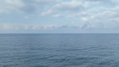 Yeni bir günün başlangıcında Alanyas sahilinin dingin güzelliğini keşfedin..