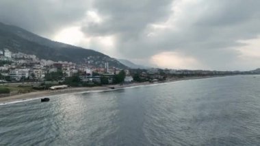 Akdeniz 'in üzerinde süzül ve şafak vakti Alanyas sahilinin cazibesine tanık ol..