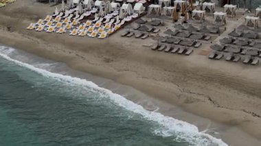 Şafak sökerken yukarıda süzül Alanyas Akdeniz 'de otantik bir kafe açılır..