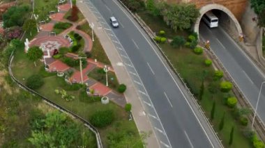 4K 'da Alanyas kıyı yolunda süzülür, tünelden geçer, iki büyük bölgeyi birbirine bağlar..