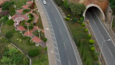 Türkiye 'de iki ilçeyi birleştiren, tünelden geçen bir kıyı yolunun güzelliğine tanık olun..