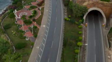 Alanya 'da iki bölgeyi birbirine bağlayan bir tünelden geçen bir kıyı yolunun 4K berraklığını tecrübe edin..