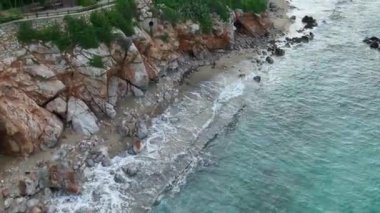 Kristal berraklığında suları ve sabah titreşimleri olan el değmemiş bir adayı keşfedin..