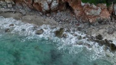 Gözlerden uzak bir adanın el değmemiş güzelliğini keşfedin. Vahşi plajlar, göz kamaştırıcı bir 4K berraklıkla ele geçirilmiş..