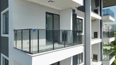 Büyüleyici bir sahil kasabasında yükselen bir ticaret kompleksinin insansız hava araçlarının sinematik görüntüsüne tanık olun..