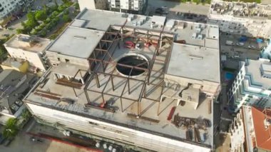 Büyüleyici bir sahil şehrinde bir ticaret merkezi şekillenirken sinematik hikayeyi izleyin..