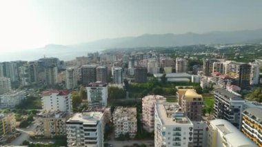Sinema sahneleri deniz kenarında modern bir alışveriş merkezi inşa edildiğini belgeliyor..