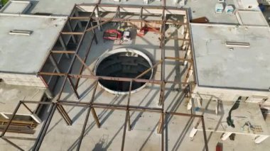 Sinema insansız hava aracı görüntüleri büyüleyici bir sahil şehrindeki canlı bir ticaret merkezinin gelişimini gözler önüne seriyor..