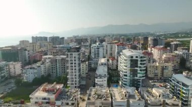 Sinema insansız hava aracı, sahil kasabasındaki bir ticari kompleksin etkileyici görüntüsünü yakaladı..