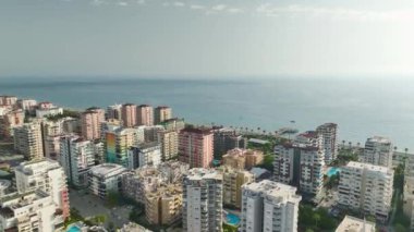 Sinematik çekimler, büyüleyici bir sahil kasabasında dinamik bir ticaret kompleksi inşa edildiğini belgeliyor..