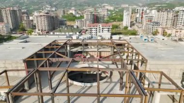 Sinema insansız hava aracı görüntüleri, kıyı kentinde hareketli bir ticaret merkezinin gelişimini ön plana çıkarıyor..