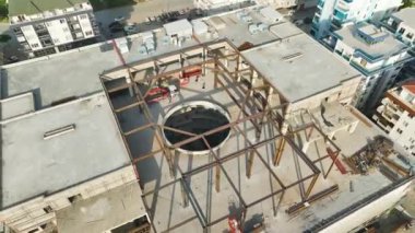 Küçük bir sahil kasabası alışveriş kompleksinin insansız hava araçları tarafından ele geçirilmesine tanık olun..