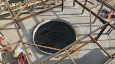 Küçük bir sahil kasabasında bir alışveriş merkezinin yükselişini yakalayan bir dron gibi sinematik cazibeyi tecrübe edin..