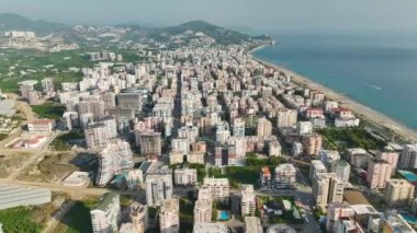 Sinema insansız hava aracı görüntüleri, antika bir sahil şehrindeki bir alışveriş merkezinin gelişimini gösteriyor..