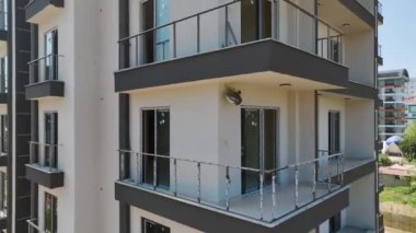 Büyüleyici mimari ve iş komplekslerinin yer aldığı Akdeniz boyunca lüks konutların inşasına tanık olun..