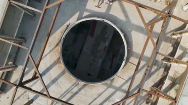 4K 'daki sinematik drone görüntüleri, sahil kasabasında devam eden bir alışveriş merkezinin yapımını ortaya çıkardı..