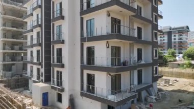 Seçkin kıyı evleri oluşturulmasını, zarif cephelerin sergilenmesini ve iş komplekslerinin geliştirilmesini araştırın..