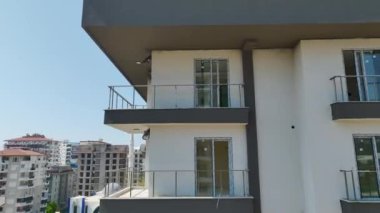 Kıyı yaşamının zarafetine dalın. İnsansız hava aracı görüntüleriyle seçkin evler ve iş komplekslerinin inşaatını yakalayın..