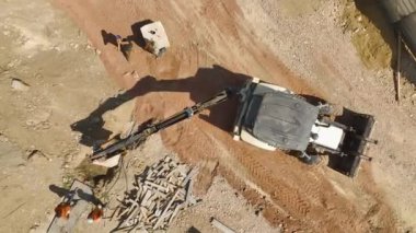 Hareket halindeki bir traktörün hava görüntüsünü elde etmek, elektrik hatlarının inşası için önemli yükler taşımak..
