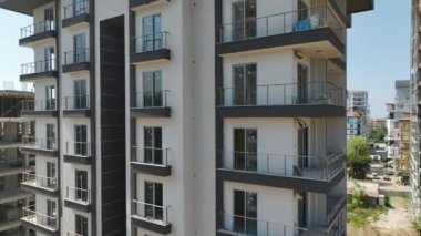 Muhteşem mimari ve gelişmiş iş alanlarının yer aldığı büyük kıyı evleri inşaatına dalın..