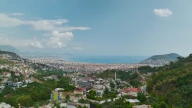 İnsansız hava aracı yaz atmosferiyle ufukta süzülürken şehrin güzelliğine hayret ediyor..