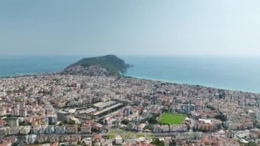 İnsansız hava aracı yaz havasında ufka doğru süzülürken şehrin zarafetini hissedin..