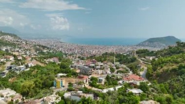 İnsansız hava aracı yazın renklerine daldıkça şehrin manzarasının tadını çıkar..