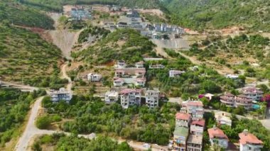 İnsansız hava aracı yaz atmosferinde zarifçe süzülürken şehrin sakinliğine tanık olun..