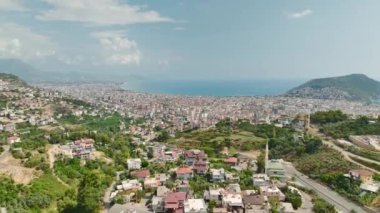 İnsansız hava aracı ufka doğru uçarken, yazın ışıltısıyla yıkanırken şehrin ihtişamını hissedin..