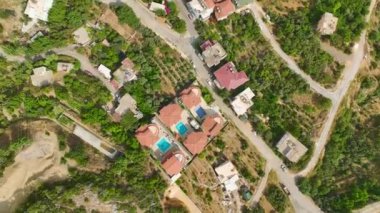 İnsansız hava aracı yaz ufkuna girerken şehir manzarasında bir maceraya atılın..