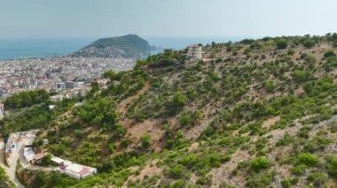 İnsansız hava aracı yükseklere uçarken şehrin güzelliğine bakın. Yaz atmosferini kucaklıyor..