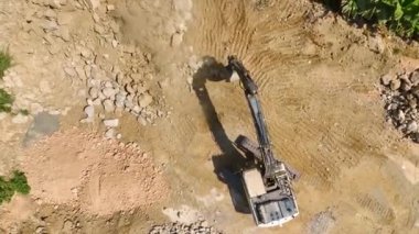 İnşaat alanının canlı atmosferini makineler, işçiler ve pencere kurulumu ile keşfet.