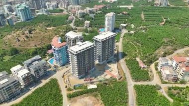 İnşaat alanındaki makineler, işçiler ve cephe tesisi de dahil olmak üzere hareketi gözlemleyin.