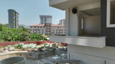 İnşaat alanında makineler, işçiler ve kargo taşımacılığındaki vızıltıyı tecrübe edin..