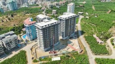 Makineler, işçiler ve cephe çalışmalarıyla inşaat alanındaki ilerlemeyi takip edin..