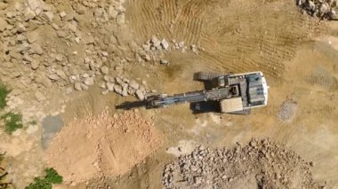 İnşaat alanındaki makineler, işçiler ve ön cephe çalışmaları da dahil olmak üzere dinamik operasyonlara bakın.